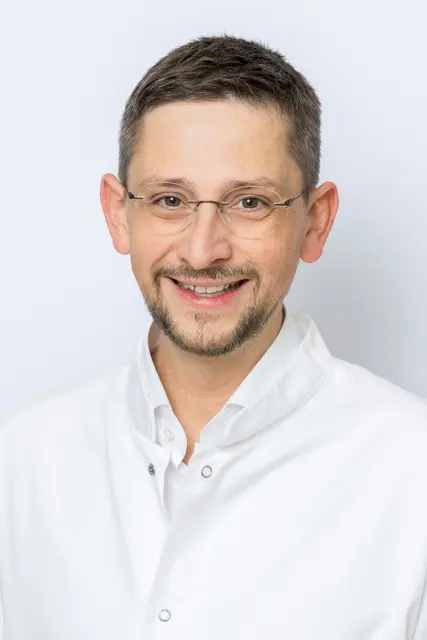 Primar Florian Degenhart, Leiter der Abteilung für Gynäkologie und Geburtshilfe am Klinikum Schärding, gibt praktische Tipps, wie werdende Mütter gesund und gelassen durch den Sommer kommen. | Foto: OÖG