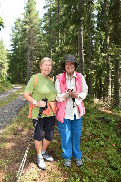 Gudrun und Erika aus Kufstein fanden beim Wandern einen Fliegenpilz. | Foto: Kendlbacher