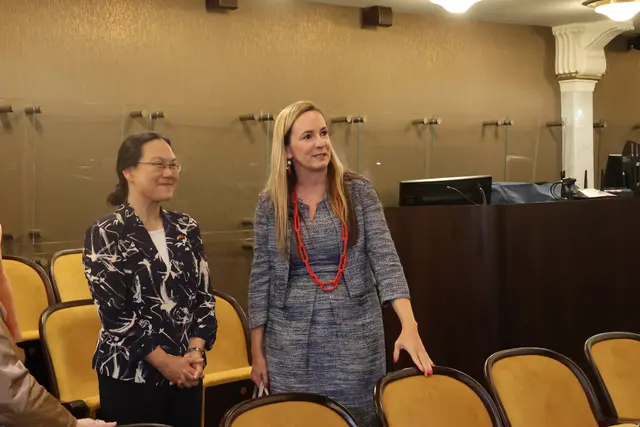 Maria Großbauer (re) führte Botschafterin Qi Mei durchs Stadttheater. | Foto: Kathrin Schauer