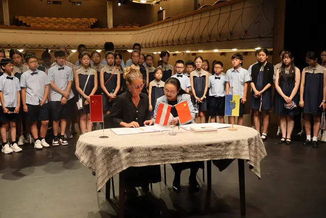 Der kulturelle Austausch ist gesichert. Sonja Schärf-Stangl von der Bildungsdirektion NÖ (li) unterzeichnet. | Foto: Kathrin Schauer