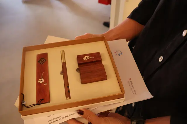 Edles Geschenk für die Bildungsdirektorin. | Foto: Kathrin Schauer