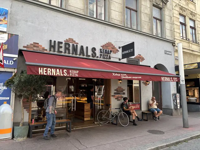 Der Kebabladen, der im selben Haus angesiedelt ist, hat auch schon einen neuen Standort. Er zieht in ein ehemaliges Eisgeschäft, das sich in der Nähe befinden soll.  | Foto: Ipirotis/MeinBezirk