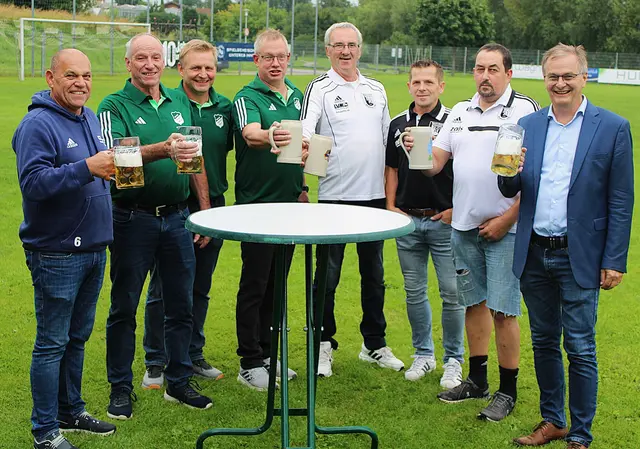 Der Festausschuss aus Neuhaus mit Vereinsvorständen Ernst Mayerhofer (l.), Volker Sperlich (4. v. l.), Ernst Winterstetter (4. v. r.) und Bürgermeister Stephan Dorn (r.) wollen mit einem einstelligen Maßpreis ein Zeichen setzen. | Foto: Gemeinde Neuhaus
