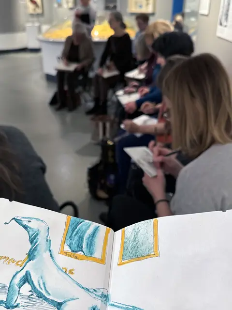 Mit dem Sketch-Book unterwegs und dabei die Stadt zeichnend wahrnehmen. | Foto: Barbara Baumann