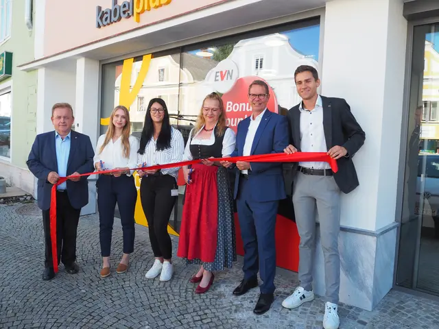 Bürgermeister Franz Mold, EVN Service Center Mitarbeiterin Kristina Hofbauer, EVN Service Center Mitarbeiterin Lisa Reisinger, EVN Service Center Mitarbeiterin Martina Elisabeth Reich und EVN Vorstandssprecher Stefan Szyszkowitz sowie Vizebürgermeister Alexander Leutgeb. | Foto: Günther Winkler