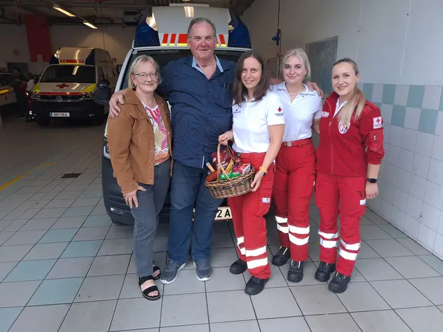 Theresia und Manfred Schweighart besuchten die Lebensretterinnen. | Foto: RK/LV OÖ