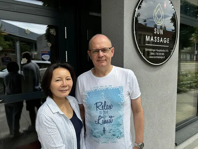 Poon Sun Yee und Wolfgang Paulik kämpfen mit Umsatzeinbußen im Sun Massage.  | Foto: Luca Arztmann/MeinBezirk