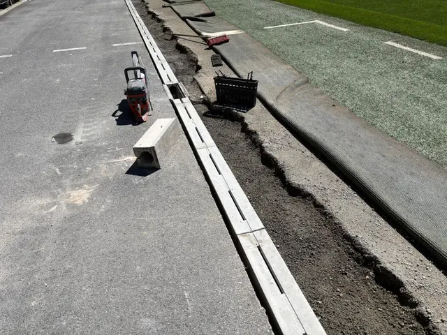 Die Regenrinne am östlichen Spielfeldrand wurde diese Woche erneuert. | Foto: Christoph Lamprecht