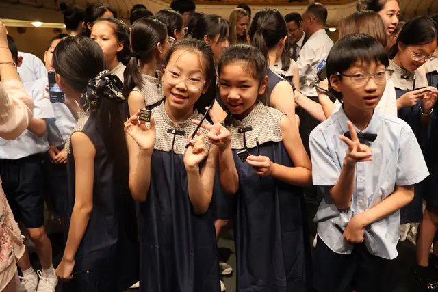 Die Stifte und Schokolade kamen bei den Kindern so gut an, dass sie kaum vom Selfie-Modus in den "Model-Modus" zu bekommen waren. | Foto: Kathrin Schauer