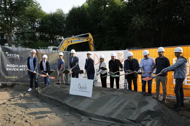 Marco Leitner (Swietelsky AG), Rene Wurzer (Recon GmbH), Andreas Grillneder (Recon GmbH), Bgm. Michael Riedhart, Vzbgm. Kayahan Kaya, StR Elisabeth Werlberger, GR Andreas Widschwenter, Stadtbaumeister Juri Nindl, Gerhard Wibmer (WA Ingenieure), Thomas Wibmer (WA Ingenieure) und Hans-Peter Atzl (Stadtgemeinde Wörgl) (v.l.) setzten den Spatenstich in Wörgl | Foto: Stadtmarketing Wörgl