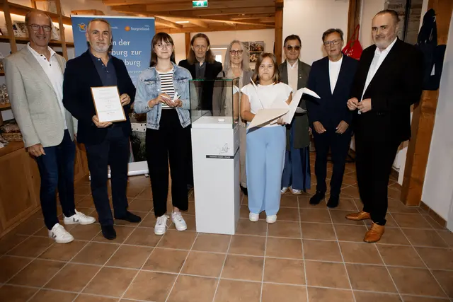 Landeshauptmann Hans Peter Doskozil (r.) mit KBB-Eventmanager Werner Glösl (Kultur Betriebe Burgenland GmbH), Bürgermeister Markus Szelinger, Karolina, Christian und Irmgard Mitterecker, Annalena, Diethard Leopold und Friedensburg Schlaining-Standortleiter Norbert Darabos (v.l.).
 | Foto: Landesmedienservice Burgenland/Daniel Fenz