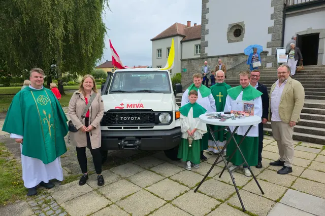 Segnung des MIVA-Ambulanzfahrzeuges in Gmünd. | Foto: MIVA Austria