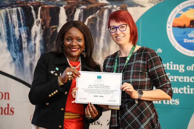Musonda Mumba, Generalsekretärin der Ramsar-Konvention und Nationalparkmitarbeiterin Elena Kmetova-Biro mit der Anerkennungsurkunde / CoP15.  | Foto:  CoP15