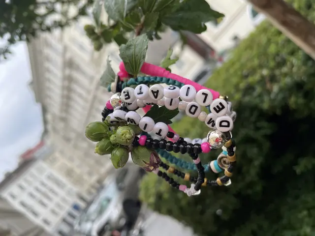 Am Baum können sich Swifties Freundschaftsarmbänder holen und auch welche zurücklassen. | Foto: Salme Taha Ali Mohamed/MeinBezirk