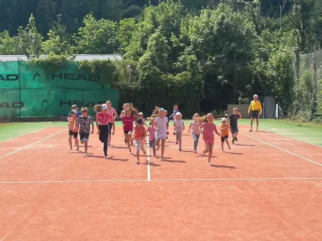 22 tennisbegeisterte Kinder trainierten in Eisenerz ihre Vor- und Rückhand sowie ihre läuferischen Fähigkeiten. | Foto: Walter Krug