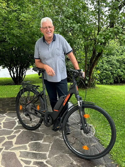 Vizebürgermeister Werner Klien trat kräftig in die Pedale und gewann ein brandneues KTM-E-Bike. | Foto: Klien