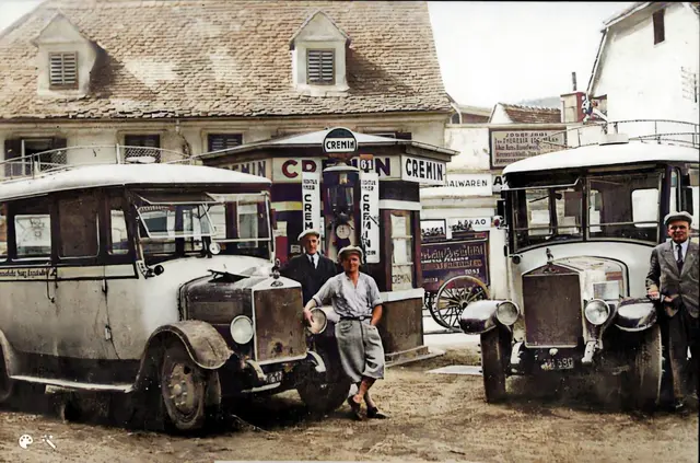 Der Dietrichsteinplatz in den 1930er-Jahren: Hier hatten mehrere Autobusunternehmen ihre Stationen, die Firma Cremin bot vor den Häusern Schörgelgasse 4 und Dietrichsteinplatz 9 Treibstoff an. | Foto: Sammlung Kubinzky