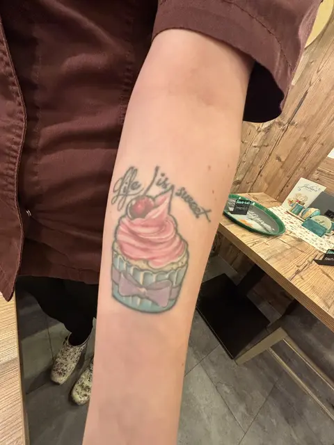 Konditormeisterin aus Leidenschaft: Julia Marko trägt ihre Berufung und ihre Geschichte nicht nur im Herzen, sondern auch als Tattoo auf der Haut. | Foto: Kendlbacher