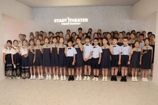 Eine Delegation aus China besuchte das Stadttheater. Vertreten waren Kinder aus drei Schulen der Stadt Ningbo. | Foto: Kathrin Schauer