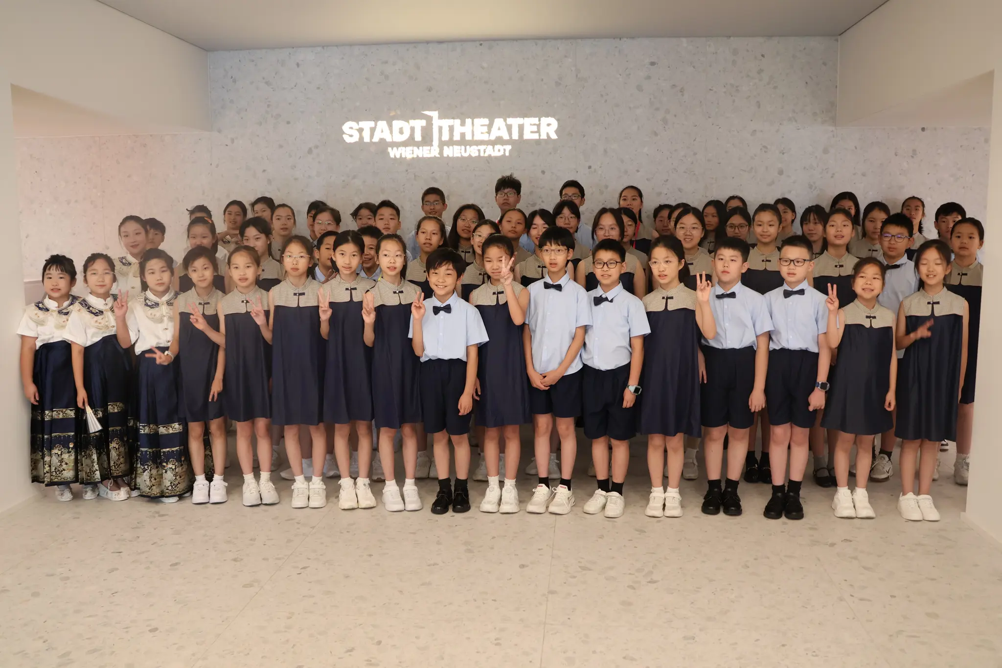 Chinesische-Delegation-zu-Gast-im-Stadttheater-Wiener-Neustadt