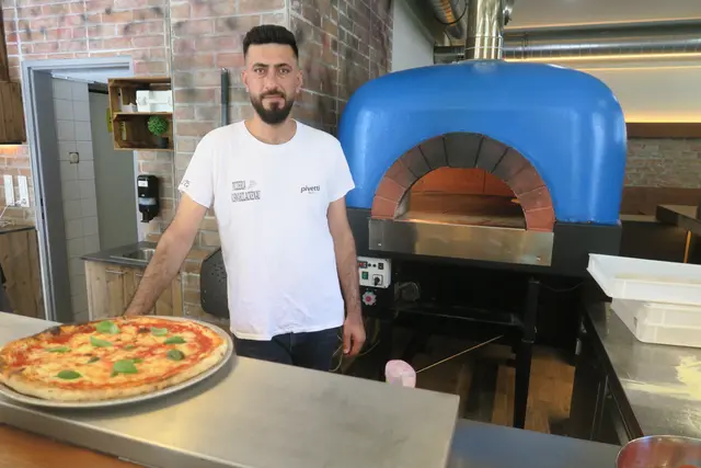 Hamids Pizzen kommen stets frisch aus dem heißen Gasofen.  | Foto: Patricia Hillinger/MeinBezirk