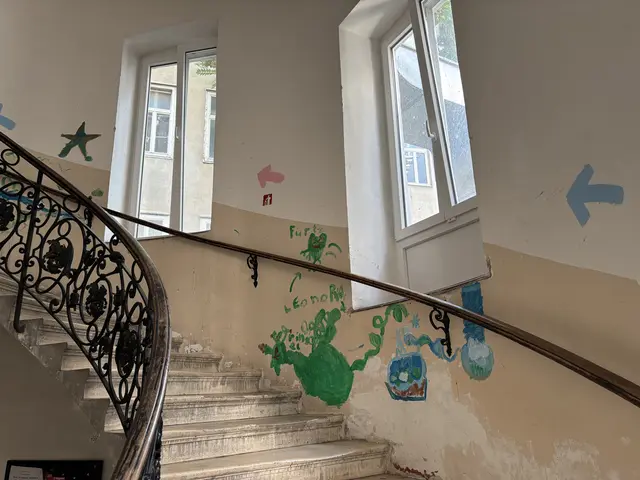 Das Stiegenhaus am Elterleinplatz 8 wurde von den Kindern der Gruppe bunt bemalt. Stören würde das jetzt keinen mehr.  | Foto: Ipirotis/MeinBezirk