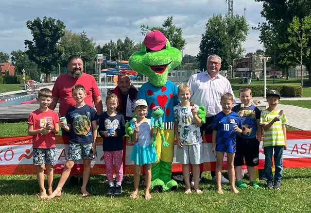 Gruppenfoto mit dem ASKÖ-Maskottchen. Die Schwimmanfänger genießen mit Karl Walch (rechts) und ihren Betreuer ein Eis.  | Foto: SPÖ Diersbach