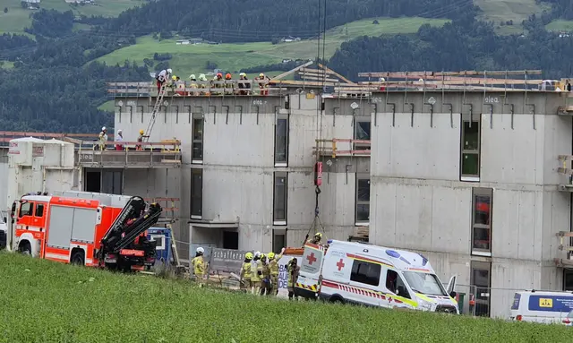 Ein 25-jähriger Arbeiter stürzte vom Dach einer Baustelle in Absam und musste mithilfe eines Baukrans aus sieben Metern Höhe gerettet werden.
 | Foto: ZOOM.TIROL