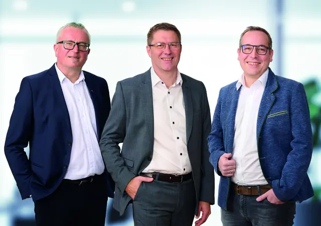 Die Firmenkundenberater Josef Kobler, Prokurist Dieter Steininger (Bereichsleiter) und Christian Walcher (v.li.).  | Foto: Foto: Weiermair/Raiffeisen/Auer Design