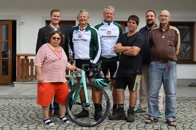 Oliver Breidt, Hubert Sallaberger, Michael Steinmann und Peter Grundner mit Bewohnern vom Hof Schlüßlberg. | Foto: MeinBezirk