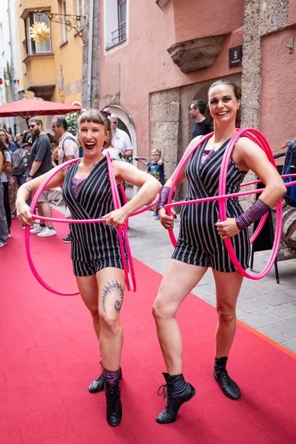 Für Riesenstimmung sorgten die Squeezed Peaches mit ihren knalligen Showacts | Foto: Thomas Steinlechner