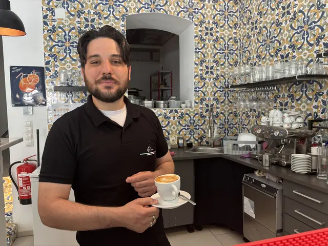 Giuseppe Raia eröffnete das Café "Raia" in der Döblinger Hauptstraße. | Foto: Laura Rieger/MeinBezirk