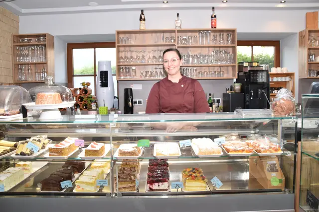 Julia Marko hinter ihrer Kuchenvitrine. Nach acht Jahren schließt der beliebte Treffpunkt Julia’s Kuchenstüberl. | Foto: Kendlbacher