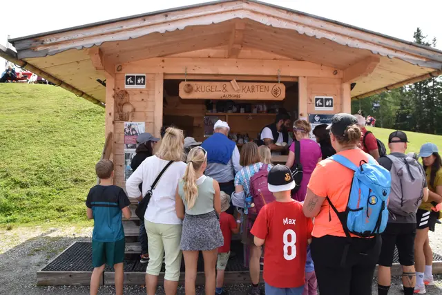 Für die beleibte Zirbenkugel standen die Besucher gerne an.  | Foto: Kendlbacher