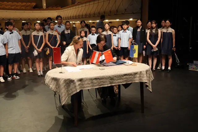 Danach ging es zur "Signing Ceremony". Die Musikschulen einigten sich auf den Schüleraustausch. | Foto: Kathrin Schauer
