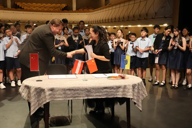 Christian Filipp vertrat die Stadt und unterzeichnete die Kooperation mit Ningbo. | Foto: Kathrin Schauer