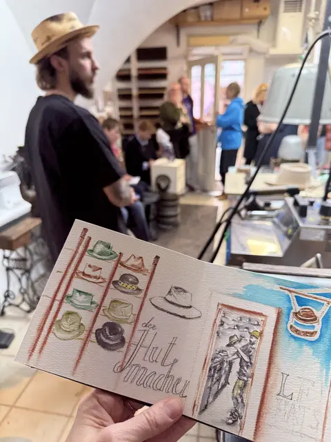 Mit dem Sketch-Book unterwegs und dabei die Stadt zeichnend wahrnehmen. Hier in Mülln bei den Handwerksbetrieben. | Foto: Barbara Baumann