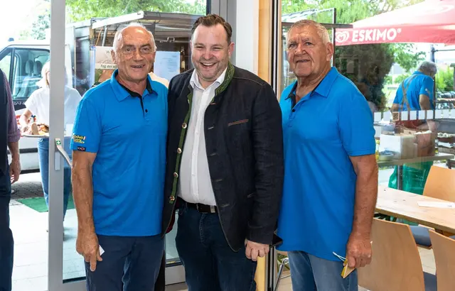 Von links: Obmann der Ortsgruppe Hofkirchen, Bgm. a. D. Johann Lachmair, Seniorenbund Landesgeschäftsführer BR Franz Ebner und Karl Schachner, Obmann-Stellvertreter der Ortsgruppe Hofkirchen. | Foto: Herbert Resch