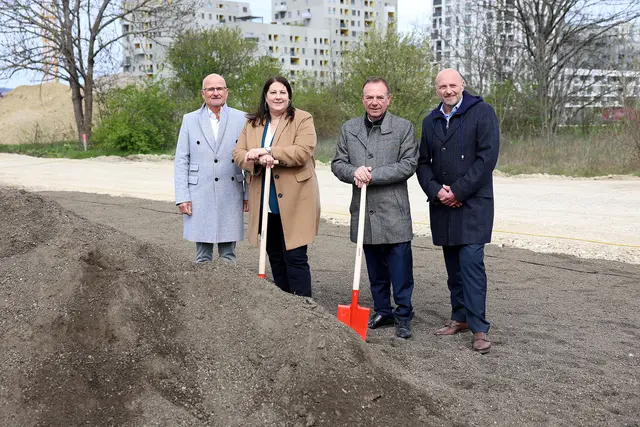 Im April erfolgte der Spatenstich zum neuen Quartier in der Meischlgasse. v. l.: Dieter Groschopf, stellvertretender Geschäftsführer des Wohnfonds Wien, Wohnbaustadträtin Kathrin Gaál, Bezirksvorsteher Gerald Bischof (beide SPÖ) und Wigeba-Vorstand Paul Steurer.  | Foto:  Stadt Wien/Martin Votava