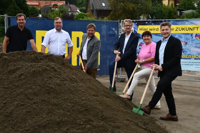 Bgm. Josef Maier (r.) und Co. beim Spatenstich im Vorjahr. | Foto: Galler