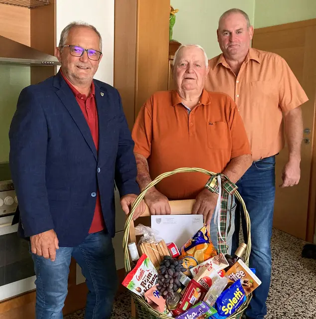 Bürgermeister Leopold Zwickelstorfer (ÖVP), Jubilar Martin Ackerl und Gemeinderat Franz Herl (ÖVP) | Foto: Gemeinde Scharndorf