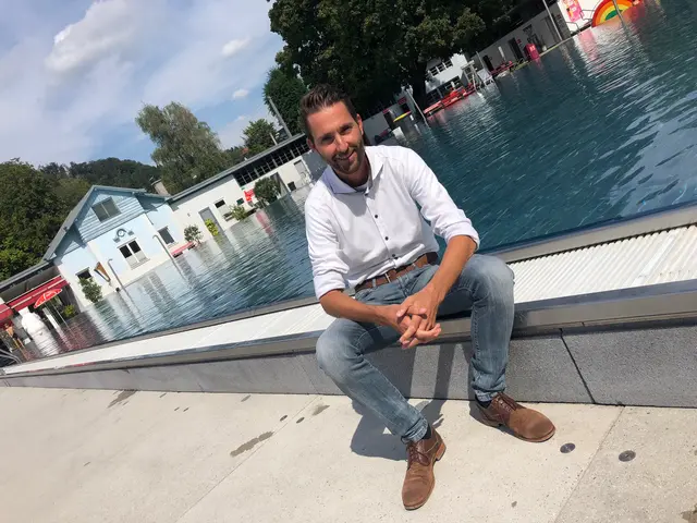 Roland Oberhauser, Leiter der städtischen Betriebe, in "seinem" Volksgartenbad. | Foto: Lisa Gold