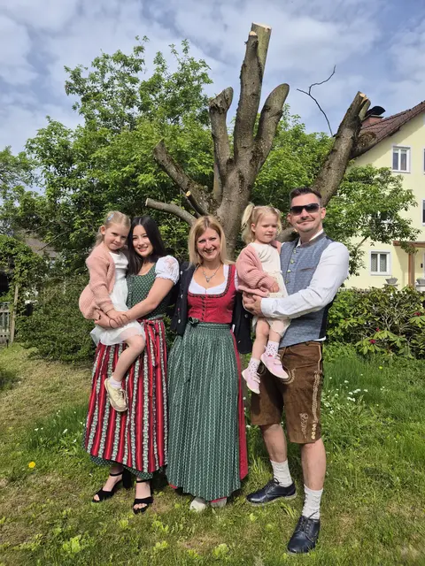 Eine junge Mexikanerin im Dirndl: Ana Carla Aguillon verbrachte ein Jahr als Gastschülerin bei Familie Pöllinger in Gralla. | Foto: Privat