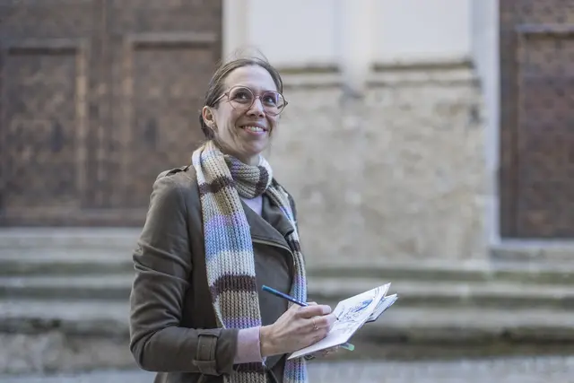 Mit dem Sketch-Book unterwegs und dabei die Stadt zeichnend wahrnehmen. | Foto: Altstadtmarketing/Neumayr/Leopold