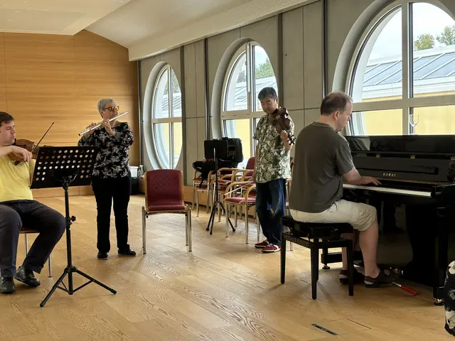 Erst eine Woche vor den Konzerten treffen sich die MusikerInnen das erste Mal, um gemeinsam zu musizieren und zu proben. | Foto: Schrofner