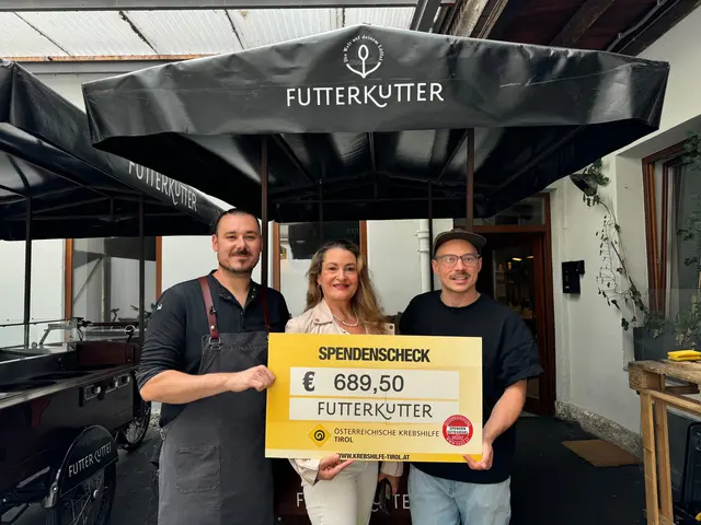 Im Rahmen der laufenden Charity-Reihe „Essen und dabei Gutes tun“ verwöhnte Krabichler die Gäste mit einem kräftigen TexMex-Gericht .v.l.: Futterkutter Georg Waldmüller – Christoph Krabichler – KHT Dr. Daria Daniaux | Foto: © Krebshilfe Tirol 