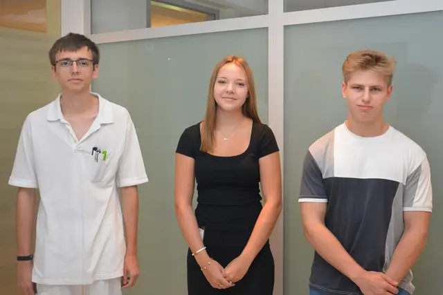 Die Praktikantinnen und Praktikanten im August 2025 am Klinikstandort Stockerau: Timo Glaser (Medikamentendepot), Michaela Maurer (med. Schreibdienst) und Tristan Gjurgjiali (Personalstelle) | Foto: Landesklinikum Korneuburg-Stockerau