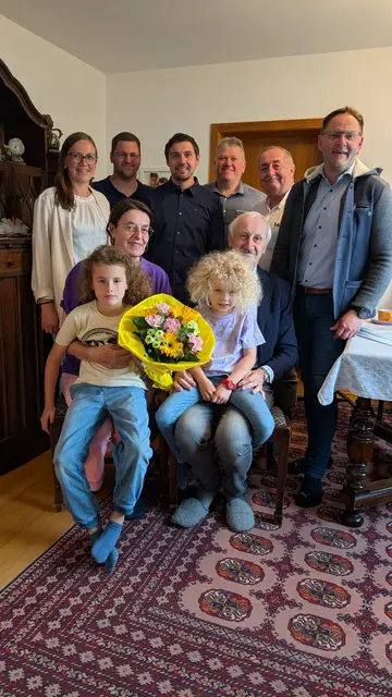 Sitzend: Gabriel Teichmann, Enkel; Hildegard Teichmann; Theresa Teichmann, Enkeltochter; Friedrich Teichmann; stehend: Katharina Gutmann, Gemeinderätin; Dominik Dastel, Ortsvorsteher; Manuel Kreuzer, Gemeinderat; Andreas Göschl, Vizebgm.; Franz Gutmann, GfGR, GPO; Christian Seper, Bgm. (v.l.) | Foto: Marktgemeinde Waldhausen