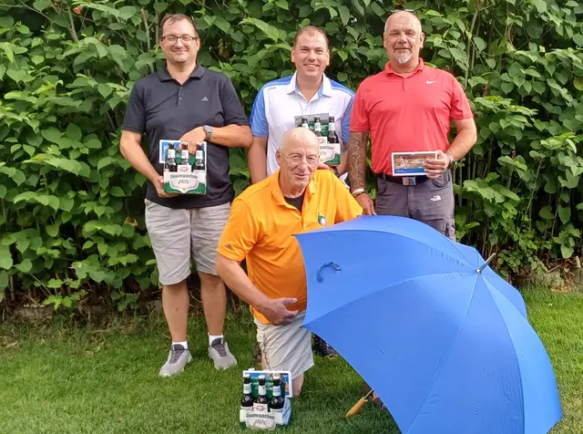  So sehen Sieger aus: Michael Pressl (links) entschied die Nettowertung für sich. Martin Sigl und Armin Seemann folgen auf Platz zwei und drei. Volker Sander (knieend) triumphierte in der Nettowertung.  | Foto: Golfclub Freinberg