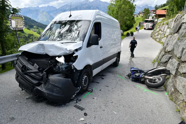 Auf der L339 in Wattenberg kam es zu einer Kollision zwischen einem Transporter und einem Motorrad.  | Foto: zoom.tirol